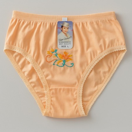 Celana dalam motif bunga kecil