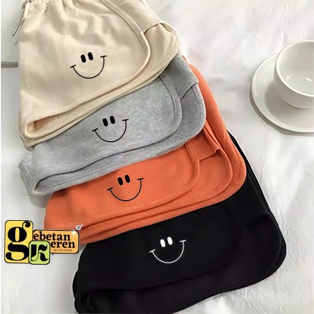 Celana pendek smile warna merah